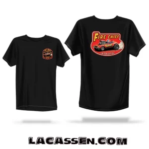 Mockup de t-shirt noir avec design vintage automobile Fire Chief ’76, logo poitrine à l’avant et illustration rétro collector au dos, style seventies, esprit garage et culture custom.