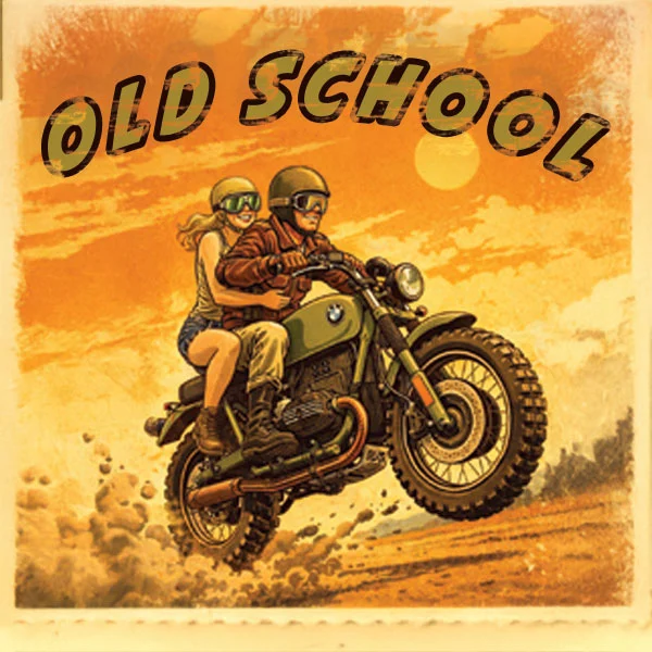 Illustration style vintage “Old School” : couple à moto type scrambler roulant dans la poussière au coucher du soleil, ambiance rétro années 60–80.