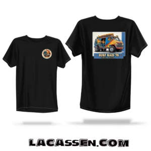 Mockup de t-shirt noir présentant le design SURF RAID ’78 avec badge front et illustration back inspirés des boogie vans américains et de la culture surf California des années 70.