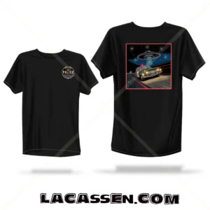 Mockup d'un t-shirt noir présentant le design « 1962 Dodge Polara Police – Space Patrol », avec un écusson poitrine et une grande illustration rétro-futuriste au dos inspirée des voitures de police américaines et des OVNI des années 60.
