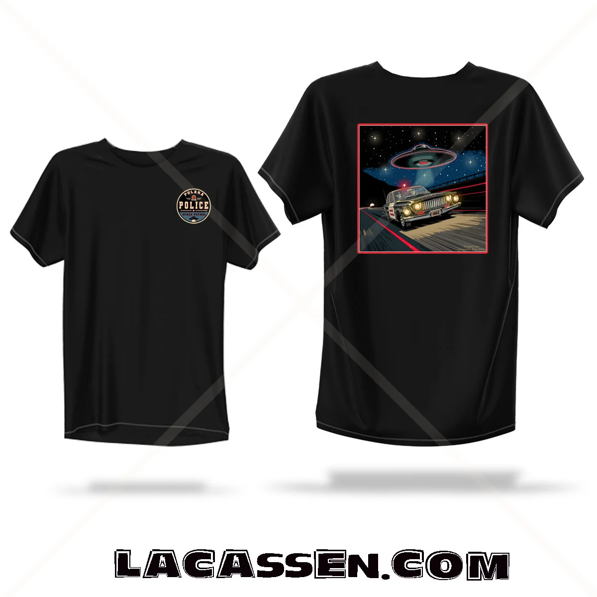 Mockup d'un t-shirt noir présentant le design « 1962 Dodge Polara Police – Space Patrol », avec un écusson poitrine et une grande illustration rétro-futuriste au dos inspirée des voitures de police américaines et des OVNI des années 60.