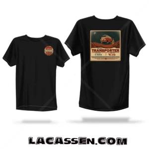 Mockup du t-shirt New Transporter avec badge poitrine Mars Motors Division et grand visuel dos de style rétro-futuriste Van Life.