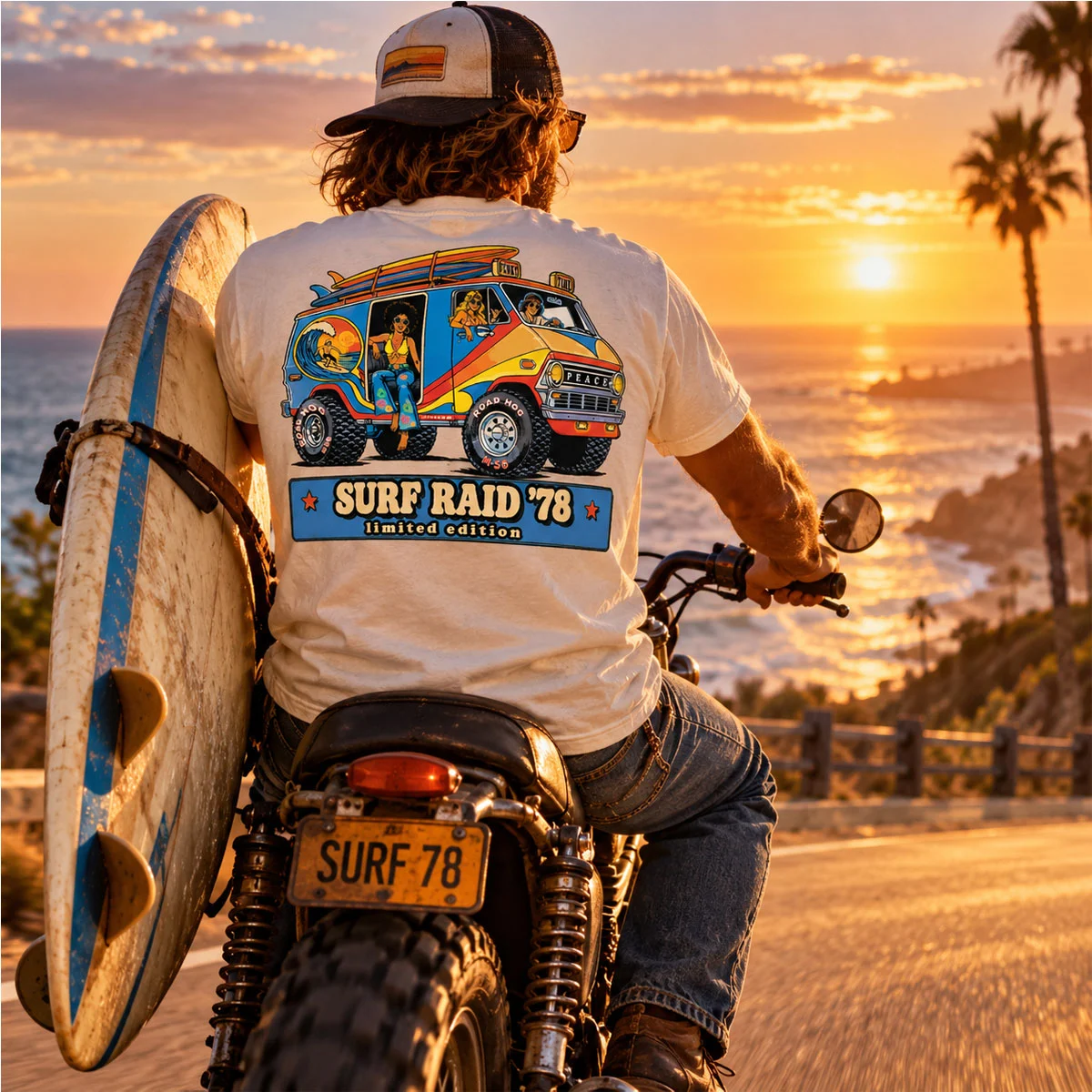 Homme à moto portant le T-shirt Surf Raid ’78 avec une planche de surf au coucher du soleil